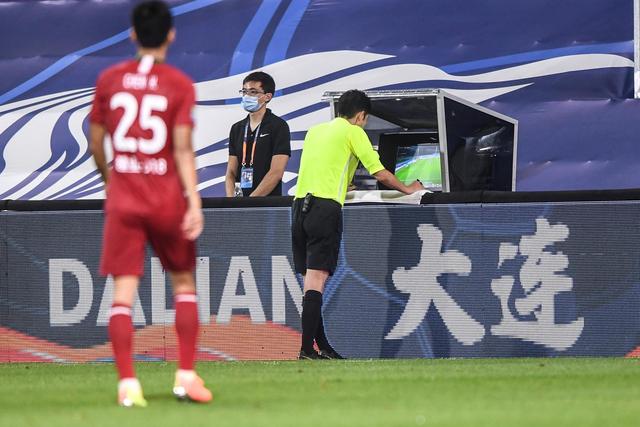 32岁内马尔沙特躺平 36岁莱万西甲拼命15场进17球